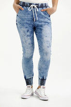Load image into Gallery viewer, Homelee Weekender Jeans - Snow Wash