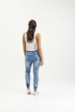 Load image into Gallery viewer, Homelee Weekender Jeans - Snow Wash