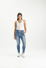 Load image into Gallery viewer, Homelee Daily Jeans - Blue Wash